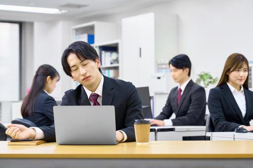 オフイスで仕事中に居眠りする男性社員 居眠り,ビジネスマン,デスクワークの写真素材