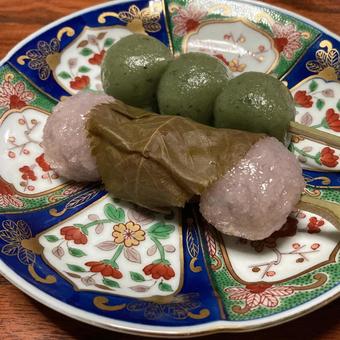 串団子だよ、さくらとよもぎ 串団子,桜,和菓子の写真素材