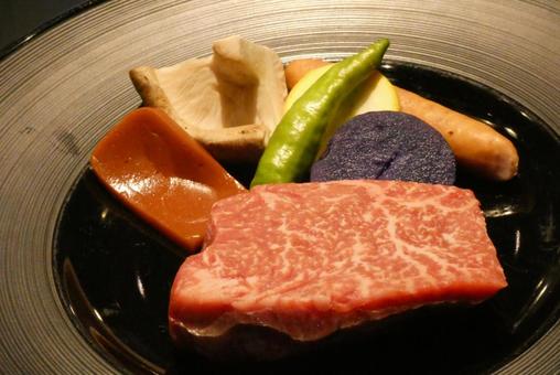 皿に盛られた鉄板焼き 皿に盛られた鉄板焼き ステーキ,鉄板焼き,生肉の写真素材