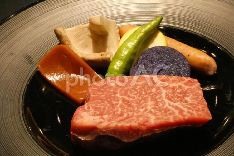 皿に盛られた鉄板焼き ステーキ,鉄板焼き,生肉の写真素材