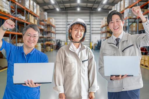 ガッツポーズする作業員達 工場,倉庫,パソコンの写真素材