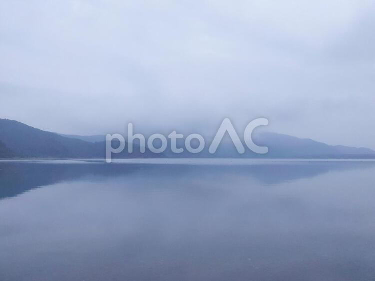 夜明け前の霧がかった湖畔 夜明け,夜明け前,明け方の写真素材