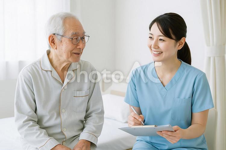 看護師が高齢の患者さんと会話している 女性,人物,ヘルスケアの写真素材