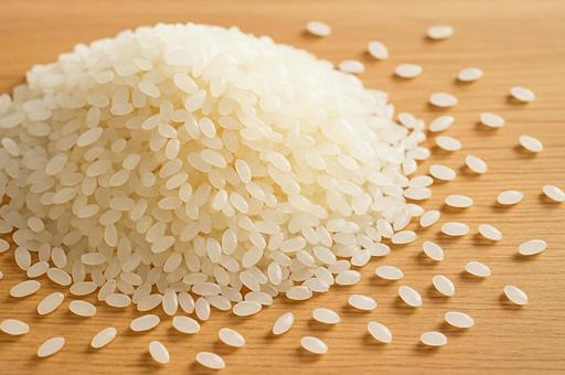 木の台に広がる白いお米・炊飯前・コメ粒 木の台に広がる白いお米・炊飯前・コメ粒の写真