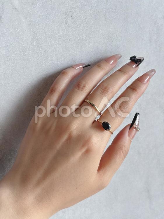 指輪 アクセサリー,贈り物,手の写真素材