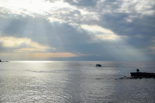 光が差し込む海 海,空,日光の写真素材