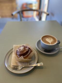 カフェ活。シナモンロールとカフェラテ シナモンロール,パン,スイーツの写真素材