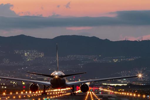 マジックアワーの滑走路と飛行機 マジックアワーの滑走路と飛行機 飛行機,空港,夕暮れの写真素材