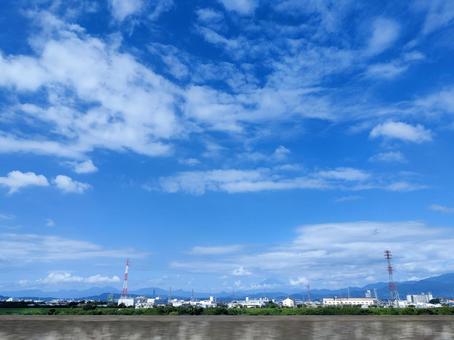 夏の青空と川辺の風景 夏の青空と川辺の風景の写真