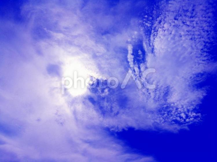 印象的な空　太陽光と雲と青い空 印象的,ドラマチック,太陽の写真素材