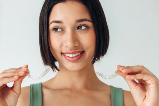 マウスピースを持っている女性 マウスピースを持っている女性の写真
