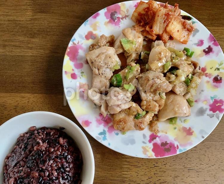 おうちごはん　鶏肉のネギ炒めと黒米 ごはん,おうちごはん,ランチの写真素材