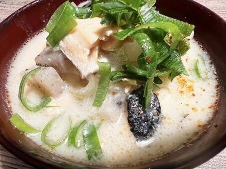 木目のテーブルの上の美味しそうな鮭の粕汁 粕汁,鮭,和食の写真素材