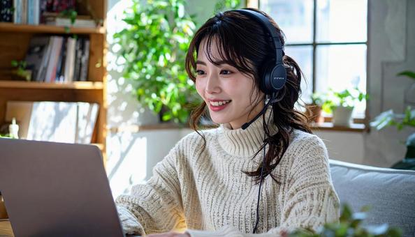 笑顔でリモートワークをするビジネス女性の写真