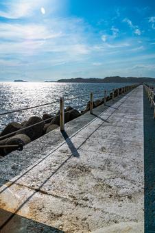 青い海に続く桟橋 空,雲,背景の写真素材