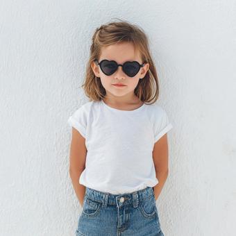 ハートのサングラスをする外国人の女の子 ハートのサングラスをする外国人の女の子の写真