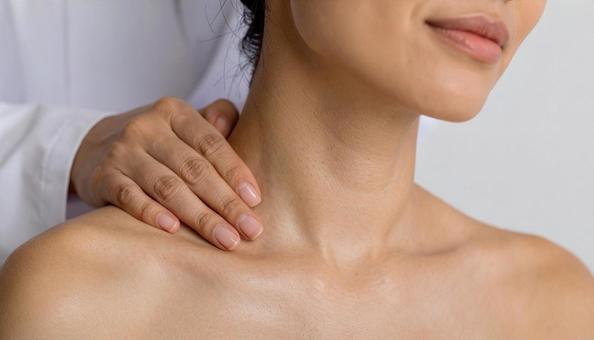 エステサロンでマッサージを受ける女性の写真