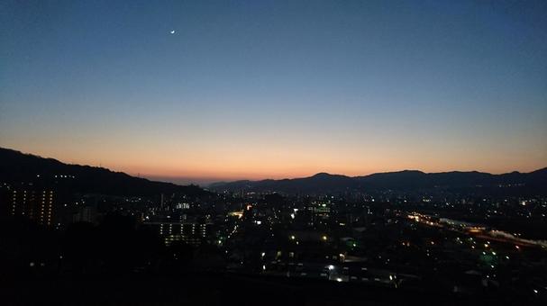 夕暮れの街灯りの写真