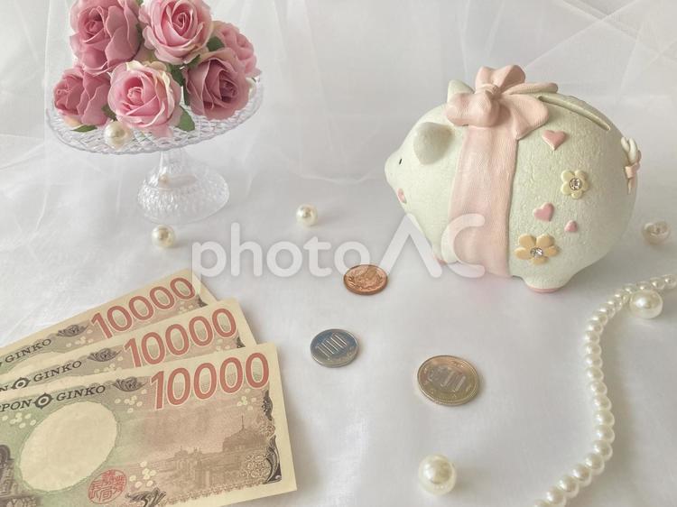 お金と豚の貯金箱とピンク色の薔薇 お金,お札,小銭の写真素材