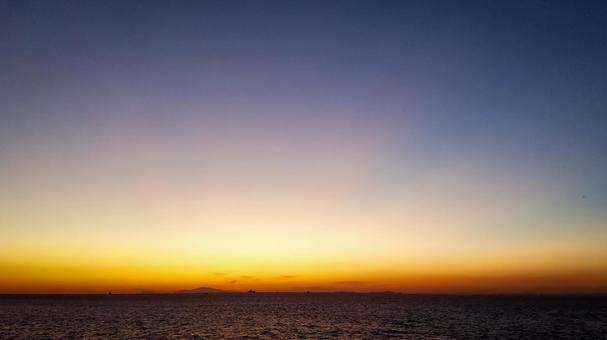 夕日と海 夕日と海の写真