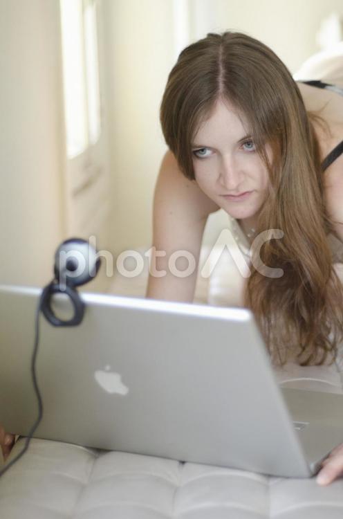 パソコンの前の下着姿の女性55 女性,外国人,人物の写真素材