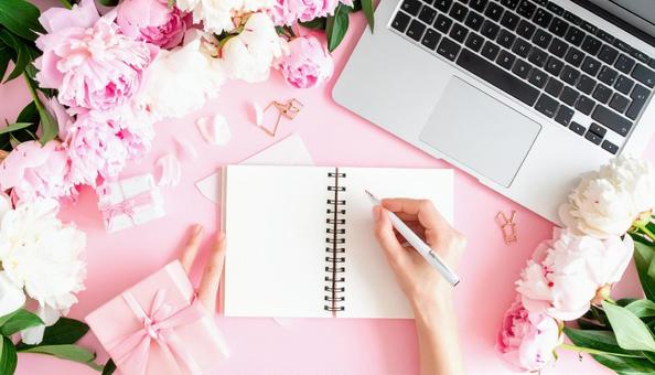 女性らしいパステルカラーのデスクの写真