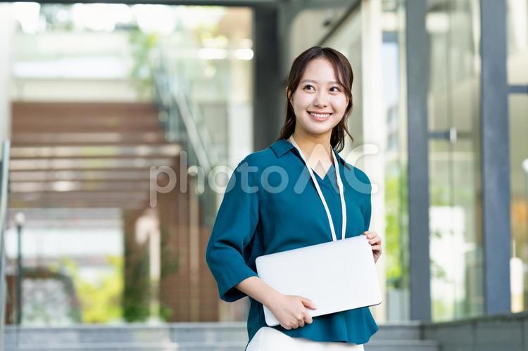 オフィスで働く若いエンジニアの女性 エンジニア,ビジネスウーマン,ビジネスの写真素材