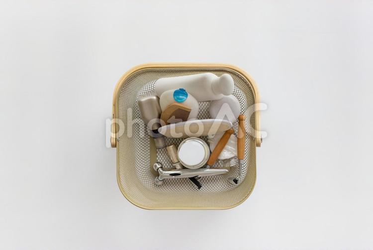 シャンプーとくしと美顔器 スポンジ,かご,くしの写真素材