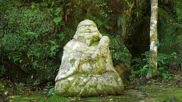苔むした布袋様の石像 苔むした布袋様の石像 石像,仏像,苔の写真素材