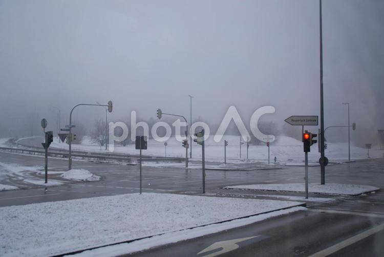 冬の交差点 交差点,雪,積もるの写真素材