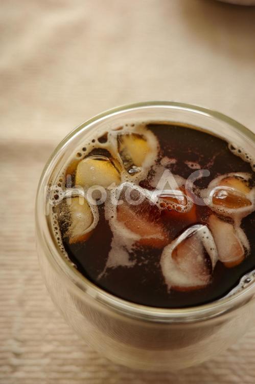 俯瞰で見たアイスコーヒー アイスコーヒー,俯瞰撮影,コーヒーの写真素材