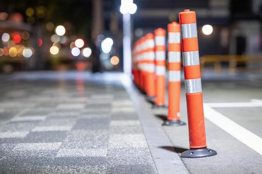 赤いポール 赤いポール ポール,駐車場,夜の風景の写真素材