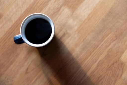 斜めの木目とマグカップ_俯瞰 コーヒー,ホットコーヒー,珈琲の写真素材