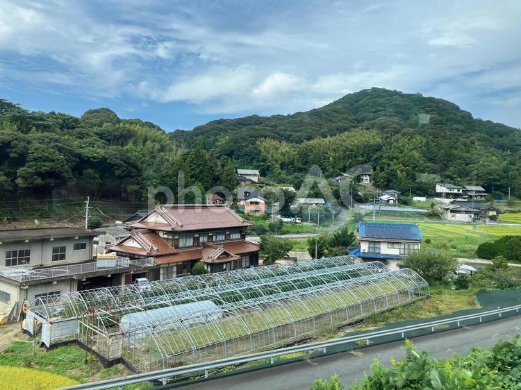 車窓から山と農家を望む 海,風景,自然の写真素材