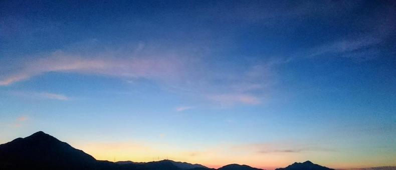 空 空 夕焼け,空,山の写真素材