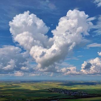 ハート型の雲が広がる美しい空と風景 ハート型の雲が広がる美しい空と風景の写真