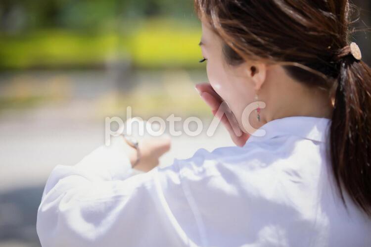 腕時計を見るビジネスウーマン 腕時計,時計,遅刻の写真素材