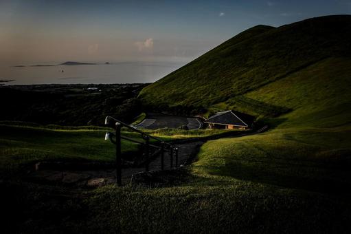 <五島の風景>夜明けの鬼岳山頂からの眺め <五島の風景>夜明けの鬼岳山頂からの眺め 鬼岳,山,観光地の写真素材