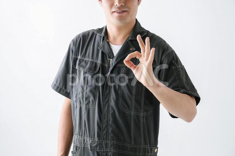 OKサインする作業着の男性 1人,30代,40代の写真素材