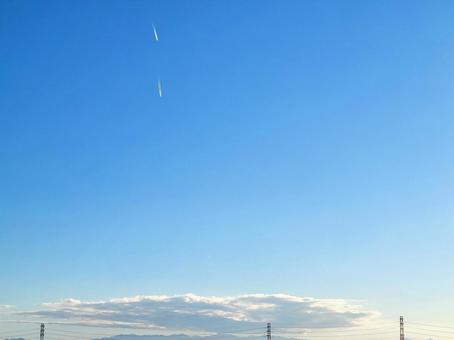 青空と2機の飛行機雲 青空と2機の飛行機雲の写真