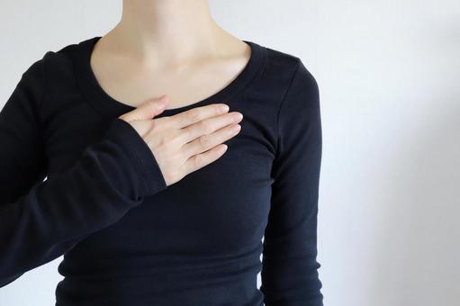 胸に手を当てる女性 女性,胸,セルフチェックの写真素材