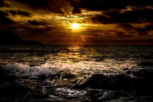 <素材>秋の海に沈む夕日と海の波しぶき <素材>秋の海に沈む夕日と海の波しぶき 海,サンセット,波の写真素材