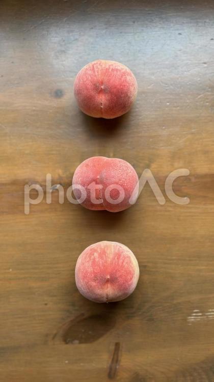 3つ並んだ桃（縦） 桃,ピーチ,くだものの写真素材