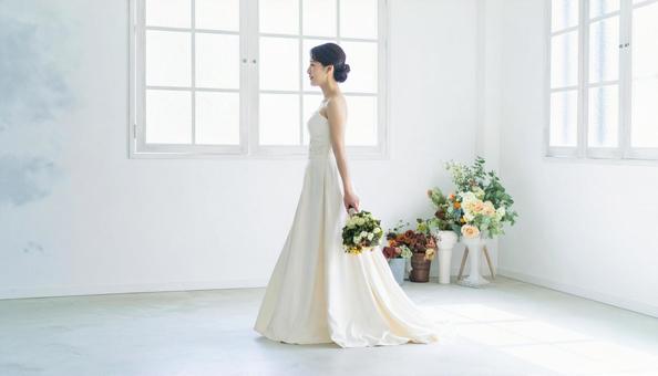 純白な控室にいるブーケを持った花嫁 純白な控室にいるブーケを持った花嫁の写真
