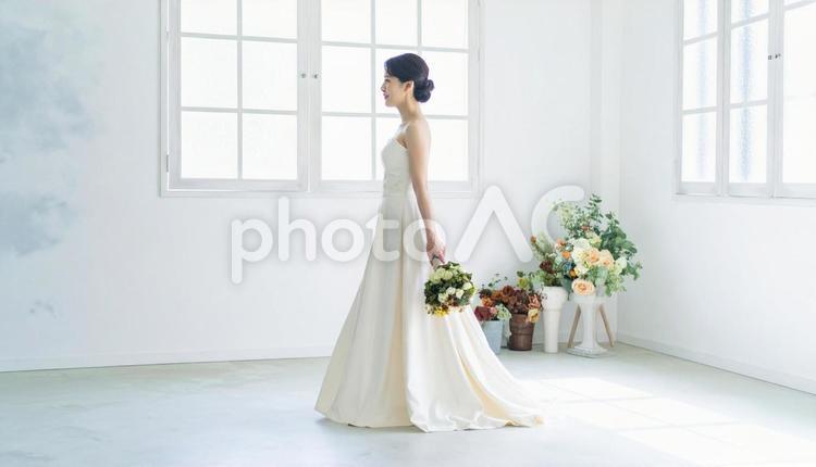 純白な控室にいるブーケを持った花嫁 花嫁,ウェディング,ブーケの写真素材