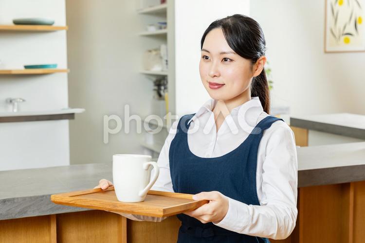コーヒーを運ぶアジア人女性店員01 カフェ,女性,店員の写真素材