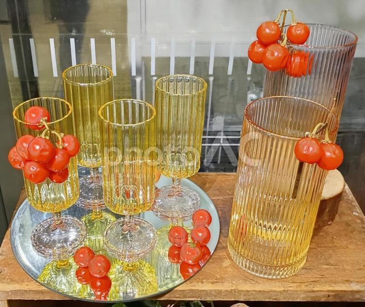 硝子の花瓶とタマサンゴ ナス科ナス属,非耐寒性常緑低木,珊瑚櫻の写真素材