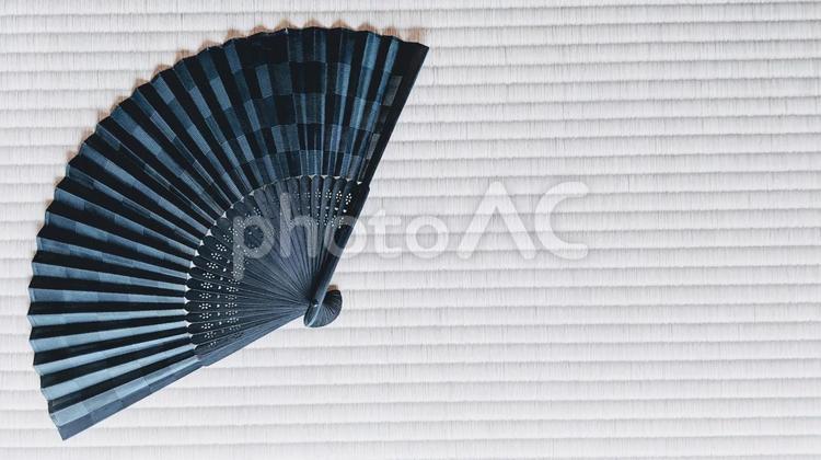 畳の上に置いた扇子 扇子,和紙,扇ぐの写真素材