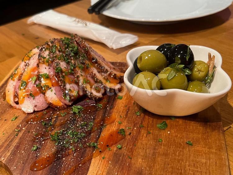 東京、イタリア料理店の鴨肉とオリーブ 東京、イタリア料理店の鴨肉とオリーブ 東京,イタリア料理,イタリアンの写真素材