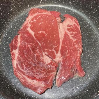 輸入アンガスステーキ牛肉 牛肉,フライパン,ステーキの写真素材